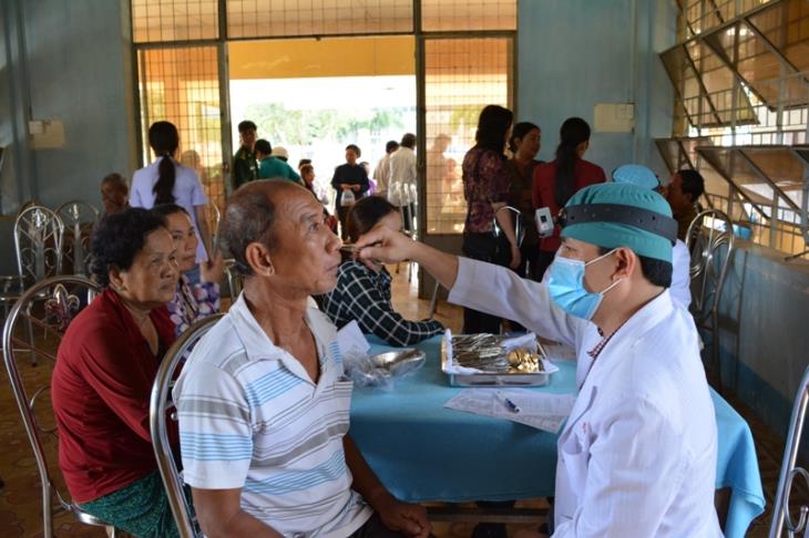 Đoàn Y, Bác sĩ bệnh viện Tai-Mũi-Họng Thành phố Hồ Chí Minh khám bệnh cấp thuốc  cho gia đình chính sách, dân nghèo xã Tân Hòa, huyện Tân Châu